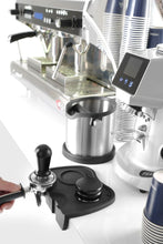 Afbeelding in Gallery-weergave laden, Koffie tamper met veer