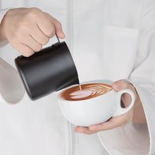 Afbeelding in Gallery-weergave laden, Olympia zwarte melkschuimkan met anti-kleefcoating 34cl