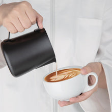 Afbeelding in Gallery-weergave laden, Olympia zwarte anti-kleef melkschuimkan 570ml