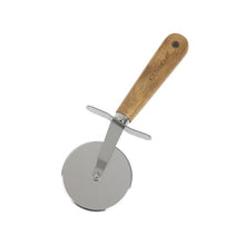Afbeelding in Gallery-weergave laden, Kitchen Craft Italiaans pizzawiel met houthandvat 65mm