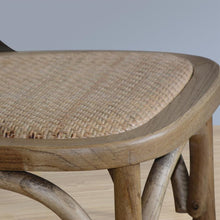 Afbeelding in Gallery-weergave laden, Bolero houten stoel met gekruiste rugleuning naturel (2 stuks)