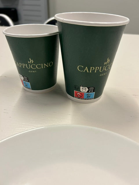 Groene koffiebekers met logo Cappuccino Gent in twee maten