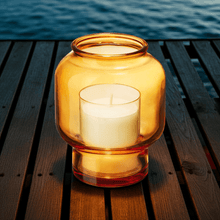 Afbeelding in Gallery-weergave laden, Bolsius ReLight houder amber met een witte kaars, sfeervolle verlichting voor buitengebruik.